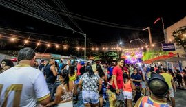 Foliões lotam polos no terceiro dia de carnaval em Maceió