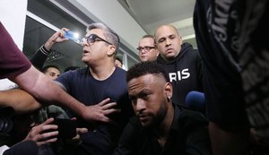 Mulher que denunciou Neymar depõe em delegacia em São Paulo