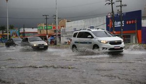 Chuva forte em Fortaleza alaga ruas e provoca bloqueios