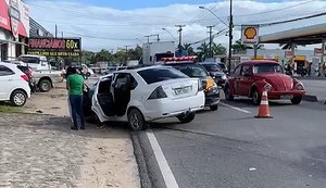 Acidente com carros e moto deixa dois feridos na Via Expressa
