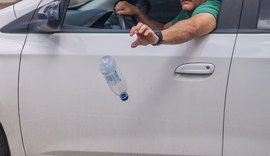 Descartar objetos de veículos é infração de trânsito média