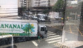 Fio cai entre postes de cruzamento da Travessa Antônio Maciel de Oliveira com a Avenida Deputado José Lages