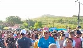 Mais de 4 mil pessoas fazem peregrinação de 6 km até o Morro Santo em Arapiraca
