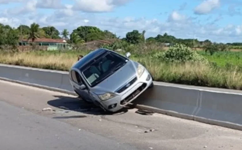 Motorista perde o controle do veículo e colide com mureta que divide sentidos de rodovia em Igaci