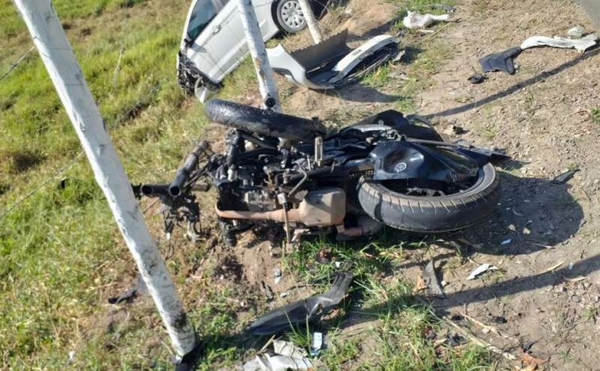 Acidente envolvendo um carro e uma moto deixa duas pessoas mortas na AL-105
