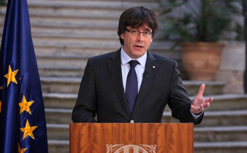 Ex-líder da Catalunha, Carles Puigdemont se entrega à polícia