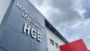 Homem sofre atentado com golpes de faca em praça pública no Feitosa