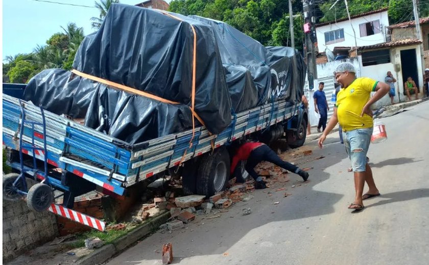 Caminhão perde força em ladeira e atinge casas em Guaxuma