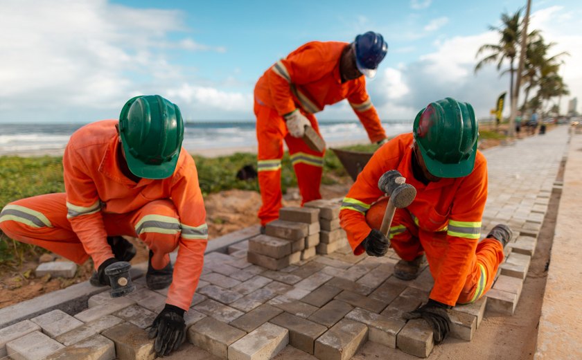 Maceioenses comemoram avanço das obras de reurbanização na orla da Praia da Avenida