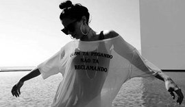 Anitta usa blusa para avisar: 'Quem tá pegando não tá reclamando'