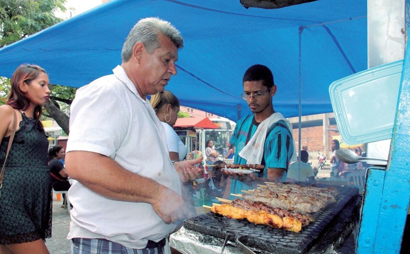 Comércio em praças é fonte de renda em Maceió