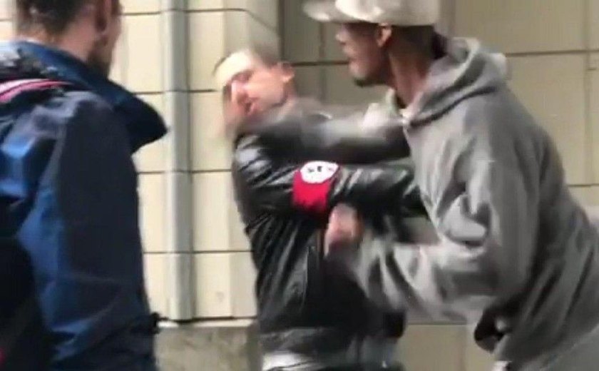 Vídeo mostra nocaute de homem vestindo suástica no braço nos Estados Unidos