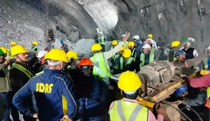Equipe de resgate chega a trabalhadores presos há 16 dias em túnel na Índia