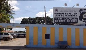Adolescente invade residência e faz mulher refém