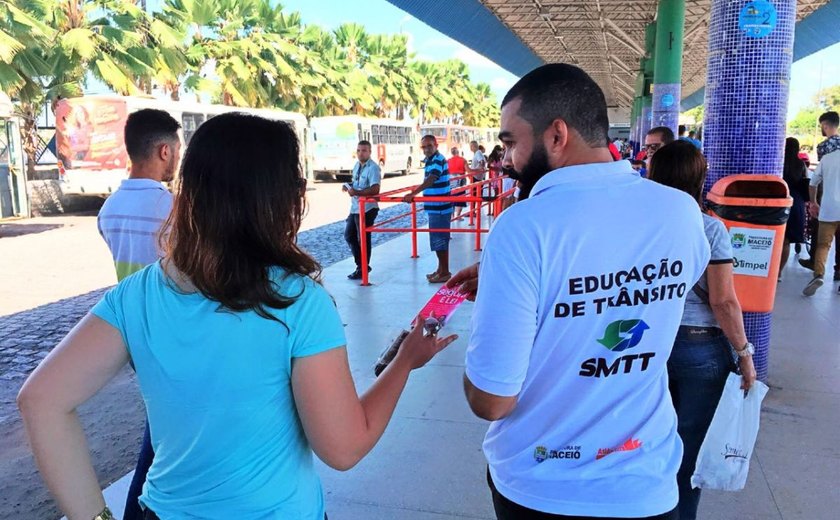 Ação educativa da SMTT orienta passageiras sobre Lei da Parada Segura em Maceió