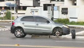 Motorista de aplicativo perde controle da direção, entra na contramão e colide em placa de sinalização