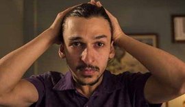 Em 'Amor de Mãe', Elias recebe a visita surpresa de sua mãe e é desmascarado