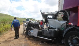 Travamento de rodas provocou colisão entre caminhão e trio-elétrico em Porto Calvo