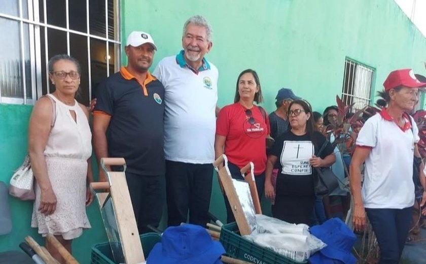 São Sebastião: deputado Paulão entrega 168 kits para agricultores