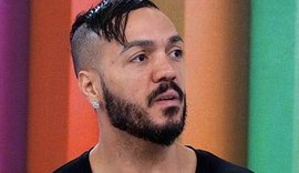 Cantor Belo deixa mansão em São Paulo na calada da noite
