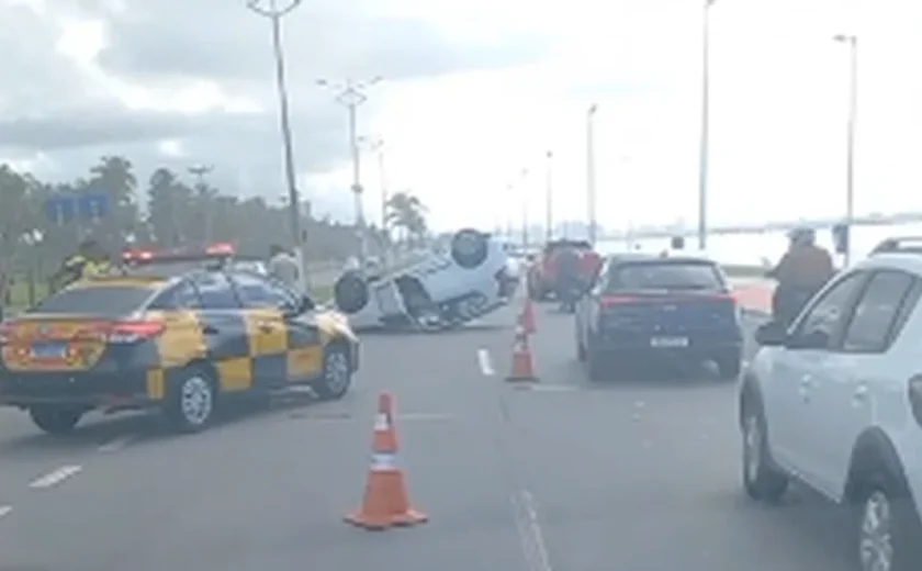 Carro capota na Avenida Assis Chateaubriand, em Maceió