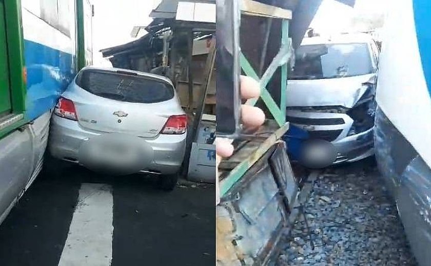 Motorista faz ultrapassagem em linha férrea e veículo é atingido e arrastado por metros