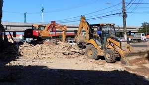 No entorno de novo viaduto, imóveis são demolidos