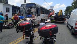 Colisão entre caminhão guincho e ônibus deixa duas vítimas presas às ferragens