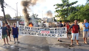 Moradores dos Flexais fecham via em protesto contra Prefeitura de Maceió