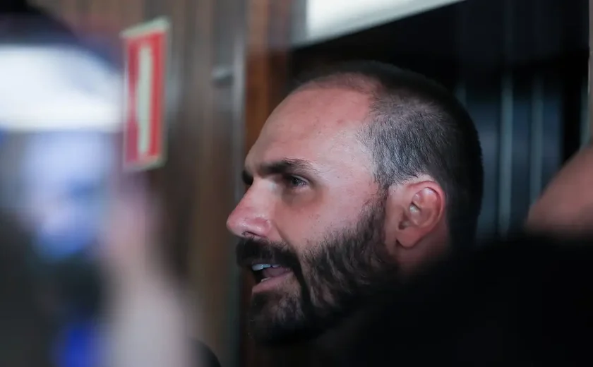 Moraes determina bloqueio de bens e contas de Eduardo Bolsonaro