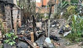 Barraco fica destruído após incêndio na Travessa Ana Emília de Alencar em Maceió