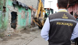 Convívio Social derruba imóvel condenado pela Defesa Civil, no Santos Dumont
