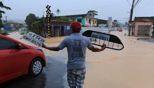 Comerciante recupera placas de veículos perdidas para devolver aos donos