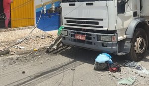Vídeo: colisão entre caminhão e poste de energia mobiliza equipes do Corpo de Bombeiros e Samu de Alagoas
