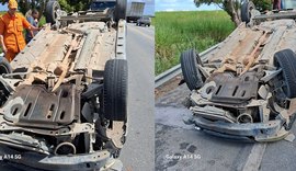 Carro capota após colisão com outro veículo em Marechal Deodoro