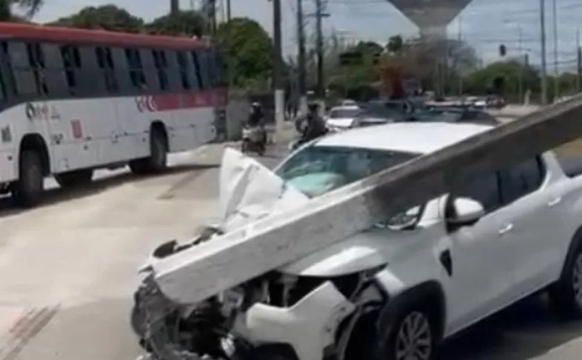 Carro perde o controle e derruba poste no Cidade Universitária