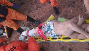 Adolescente fica ferido em acidente com trator