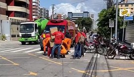 Motociclistas ficam feridos após colisão frontal em cruzamento da Ponta Verde