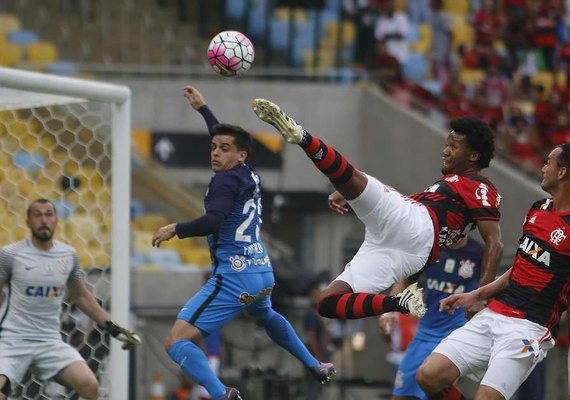 Fla empata com Corinthians e vê o Palmeiras se distanciar