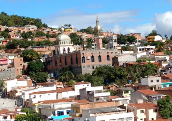 Homem que matou irmão após confundi-lo com assaltante se apresenta à polícia com a arma