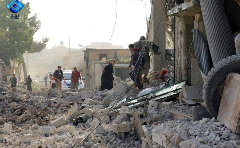 Ataques aéreos atingem últimos redutos rebeldes na Síria e gás asfixia civis