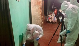 Perita criminal usa reagente químico para identificar manchas de sangue em local de homicídio