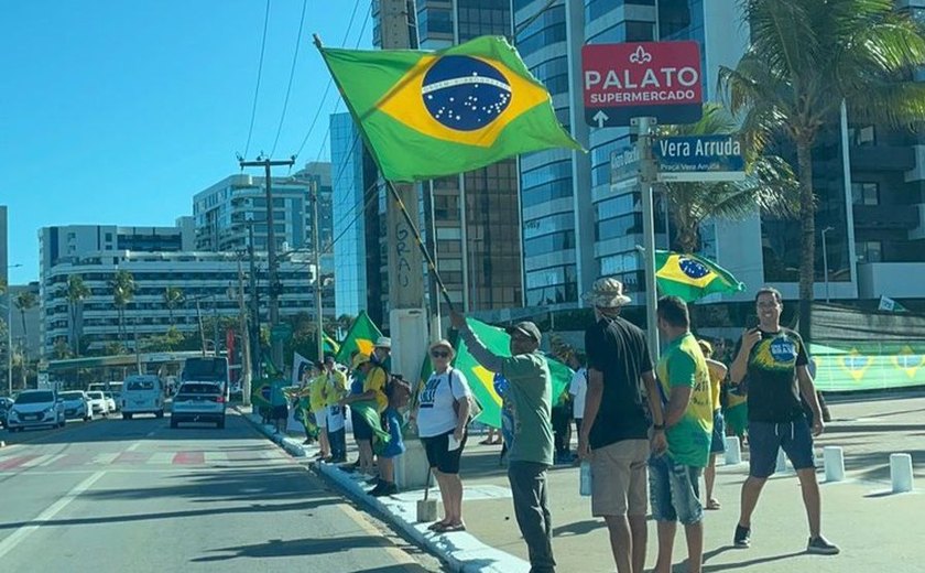 Apoiadores de Bolsonaro realizam ato em Maceió para homenagear Cleriston Pereira da Cunha