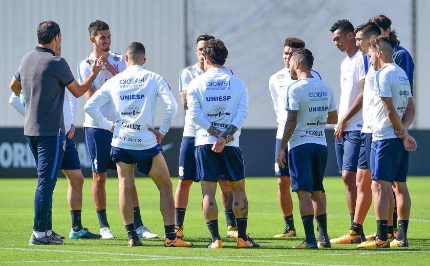 Corinthians tenta esquecer assédio do exterior e priorizar força do elenco