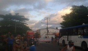 Estudantes bloqueiam via na Chã de Bebedouro