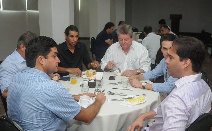 Prefeito Rui Palmeira participa de reunião com vereadores de Maceió