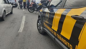 Homem de 21 anos fica ferido após bater com a motocicleta em mureta de viaduto e cair