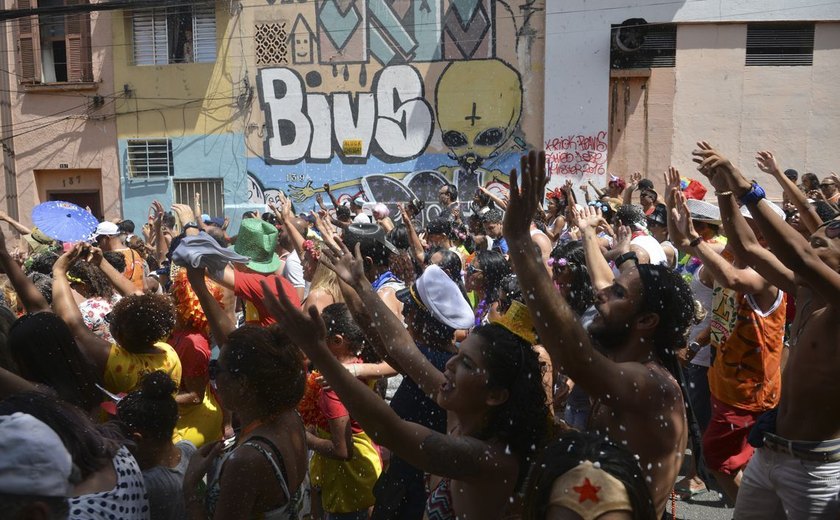 Charanga do França faz a festa para foliões nas ruas de São Paulo