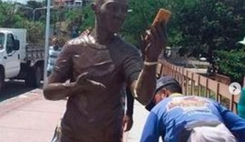Moradores protestam e Prefeitura de Penedo muda local de estátua de Carlinhos Maia