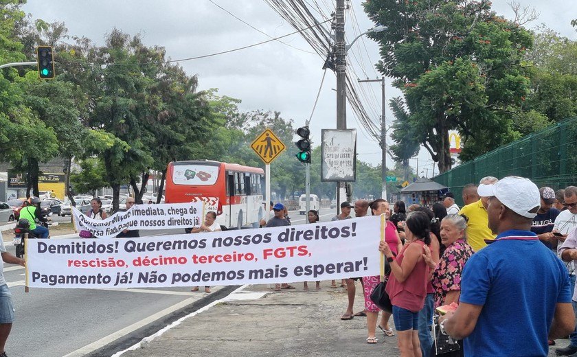 Demitidos do Veredas protestam em frente à unidade hospitalar cobrando direitos trabalhistas